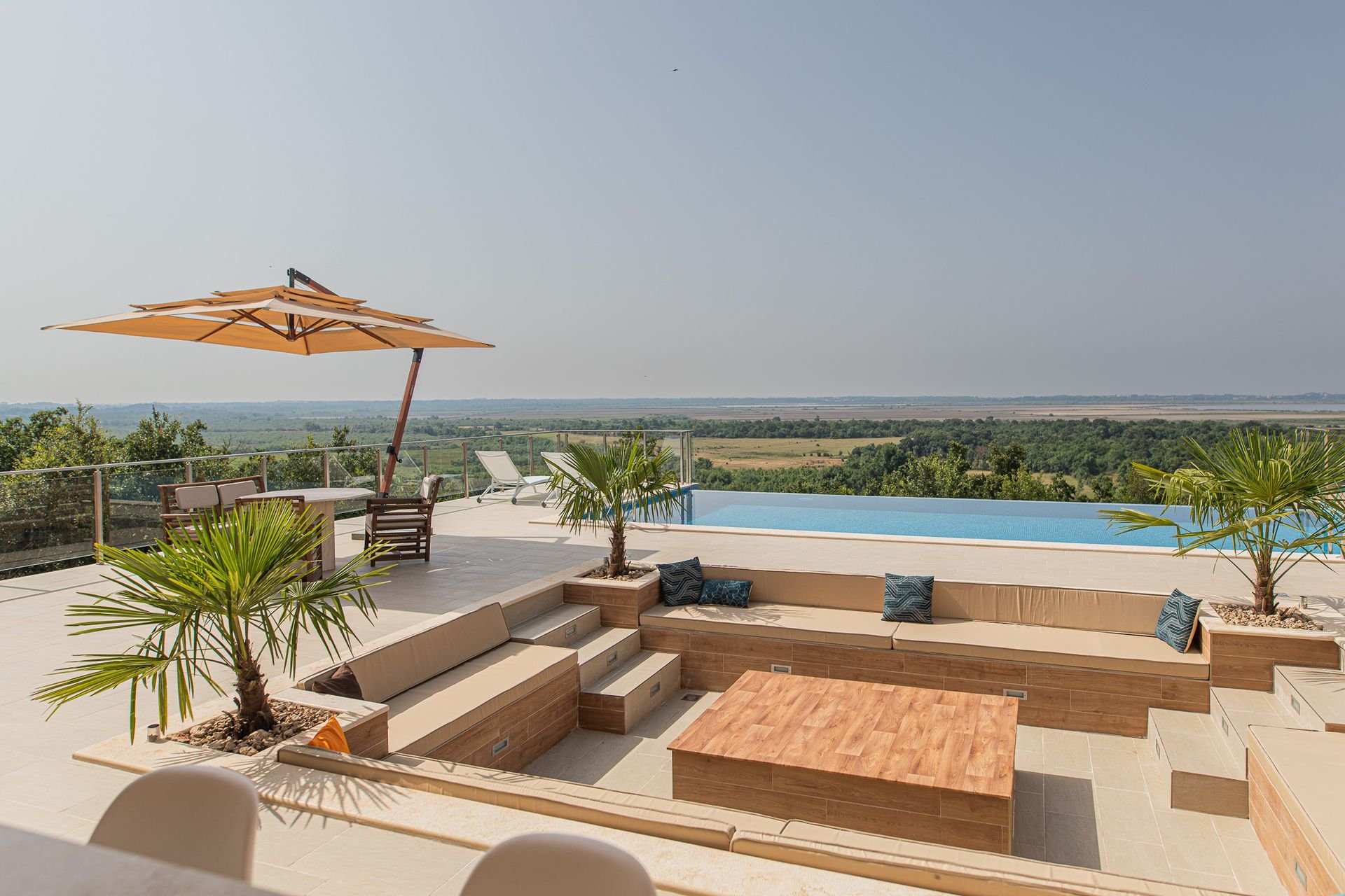 Infinity Pool mit Panorama